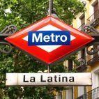 Parada de metro de La Latina.