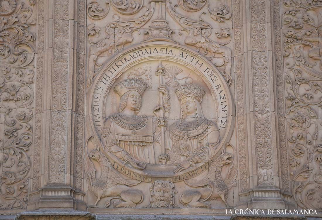 El escudo de los Reyes Católicos, en el centro de la fachada rica del Edificio Histórico de la Universidad de Salamanca. 
