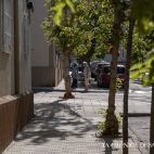 Unas personas caminan por una de las calles del barrio de Vidal. 