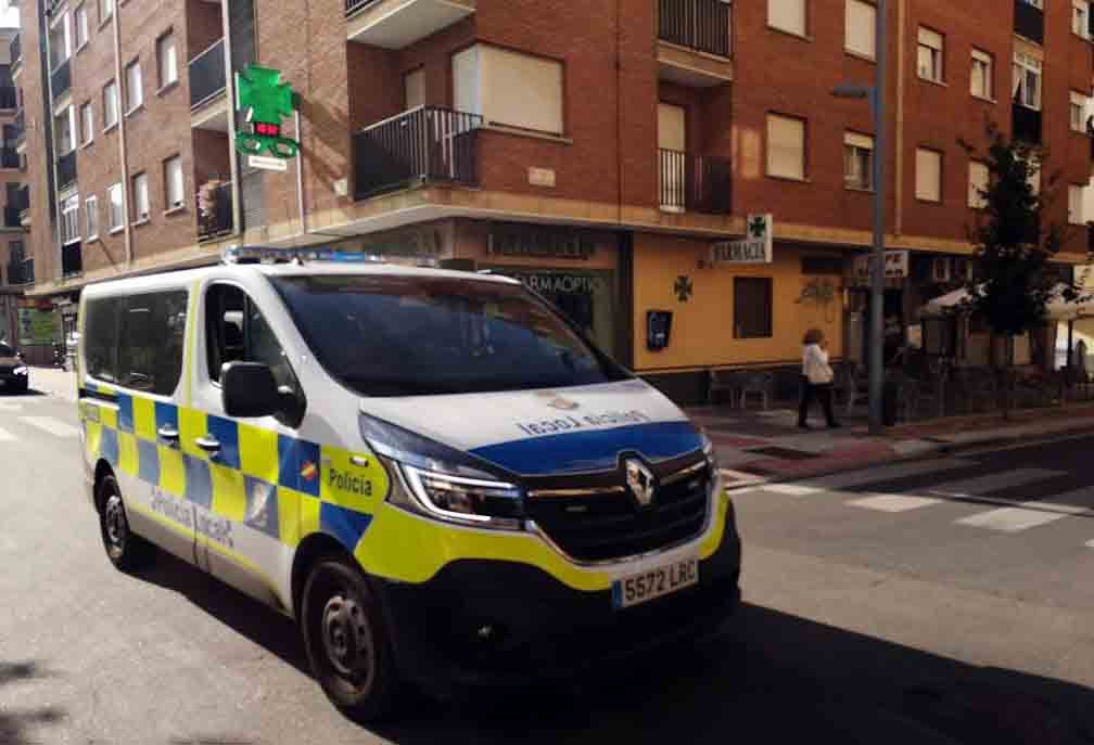 Un vehículo de la Policía Local, junto al lugar del tiroteo.