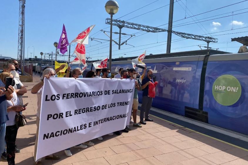 La protesta en la estación de Salamanca.