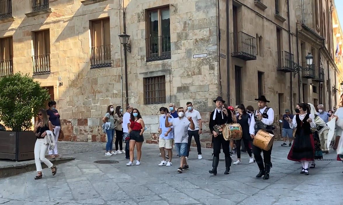 El desfile hacia el Patio Chico.
