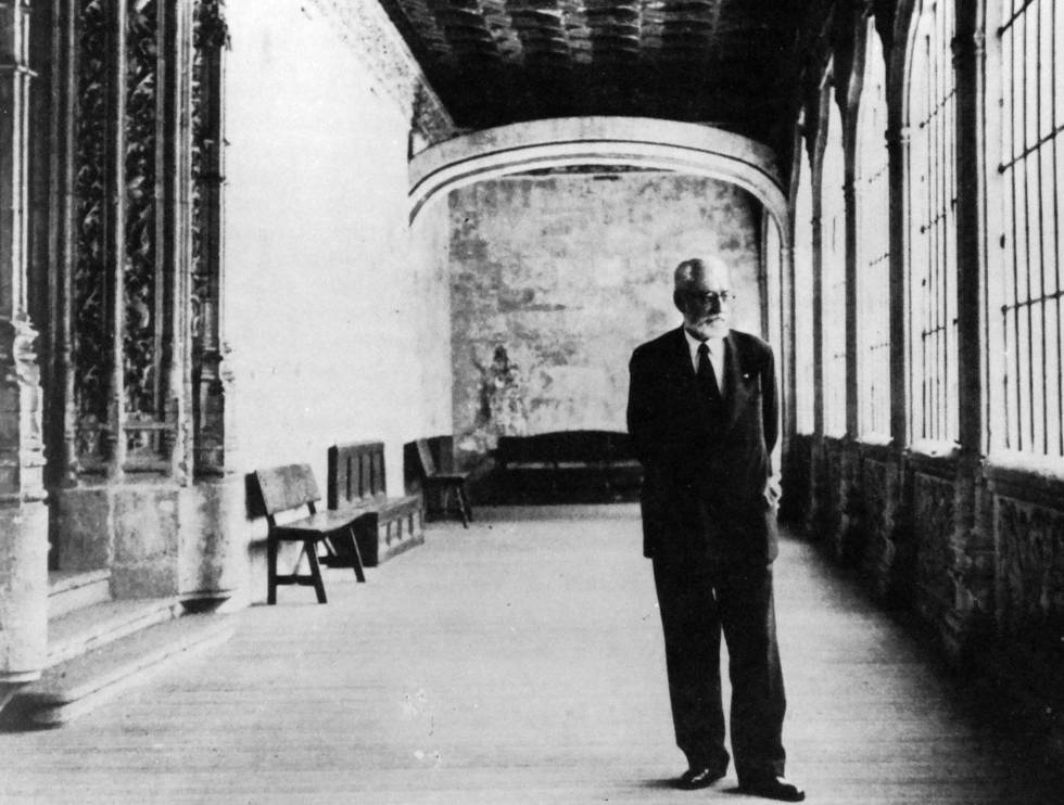 Unamuno en el claustro del edificio Histórico de la Universidad.