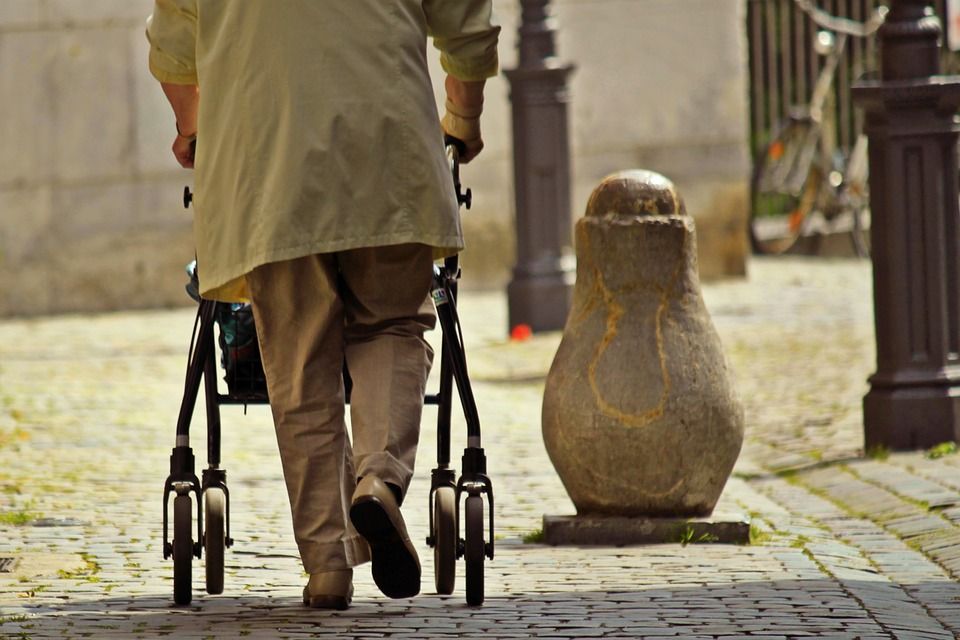 Una persona camina con un andador. Foto. Pixabay. 
