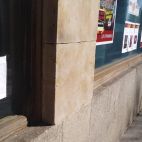 Un anuncia ofreciendo trabajo como camarero en la hostelería salmantina. (Archivo)