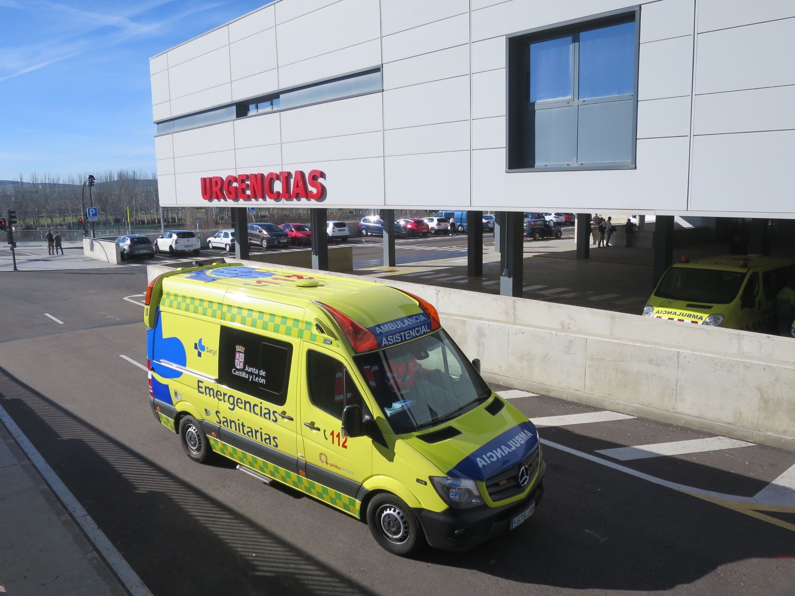 Una ambulancia llega a las urgencias del Hospital Universitario. (Archivo)