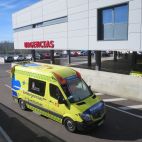 Una ambulancia llega a las urgencias del Hospital Universitario. (Archivo)