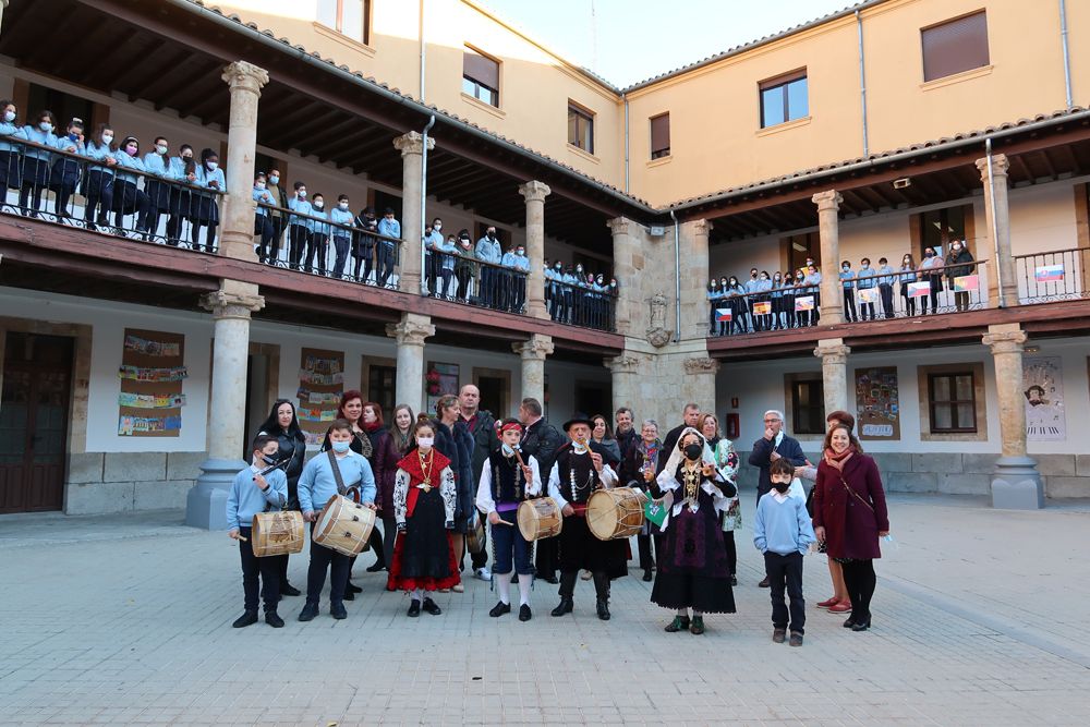 Alumnos y profesores de Las Siervas reciben a los docentes europeos.