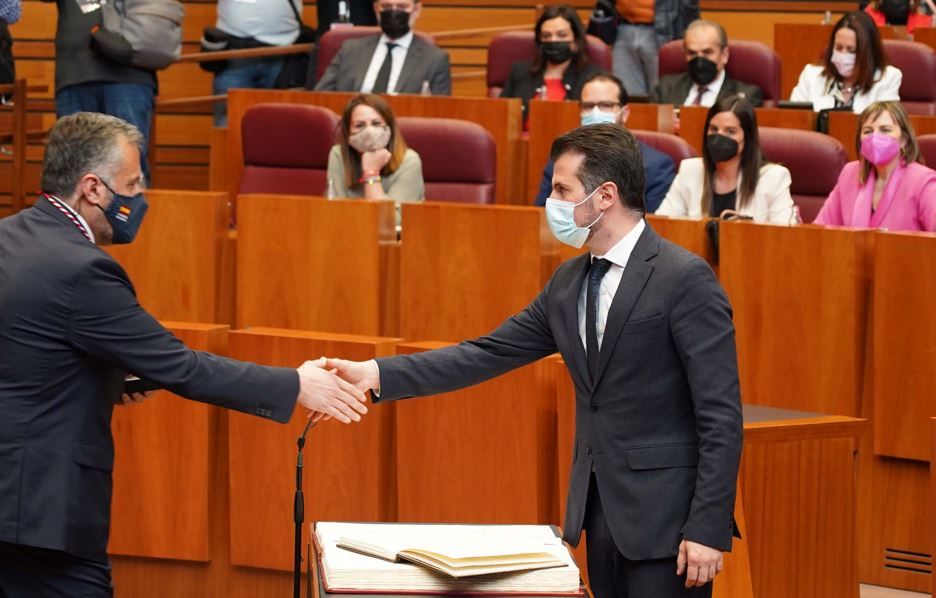 Tudanca recibe la medalla de procurador de manos de Pollán. (Ical)