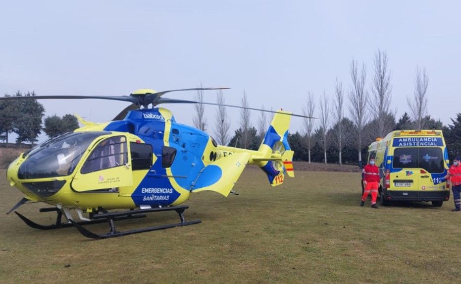 El helicóptero y una ambulancia de emergencias. Fotografía Helicóptero Medicalizado Salamanca.