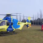El helicóptero y una ambulancia de emergencias. Fotografía Helicóptero Medicalizado Salamanca.