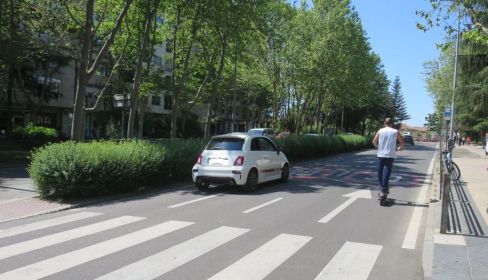 Un joven circula en patinete por Carmelitas. (Archivo)