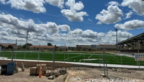 El futuro campo de césped artificial para fútbol 11, donde iba a haber dos de fútbol 7.