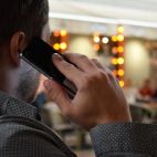 Un hombre hablando por teléfono (Pixabay)