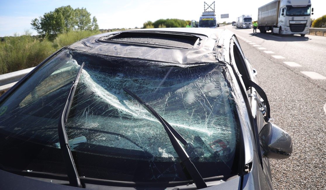 El coche siniestrado en la autovía A-62. (Ical / Vicente)