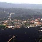 Un pueblo rodeado pro el pantano y el terreno quemado en la Sierra de la Culebra. (Ical) ARCHIVO. 