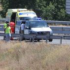 Ambulancia y Guardia Civil en el lugar del accidente, en la A66 Fotografía. JOTA. (ARCHIVO)