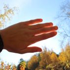 Una mano tapa el sol. Fotografía. Pixabay. 