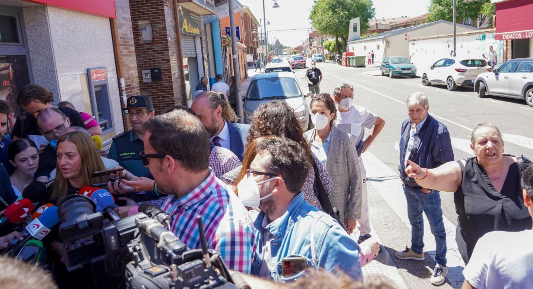 La suegra del fallecido, a la derecha de la imagen mientras habla la delegada del Gobierno. (Ical)