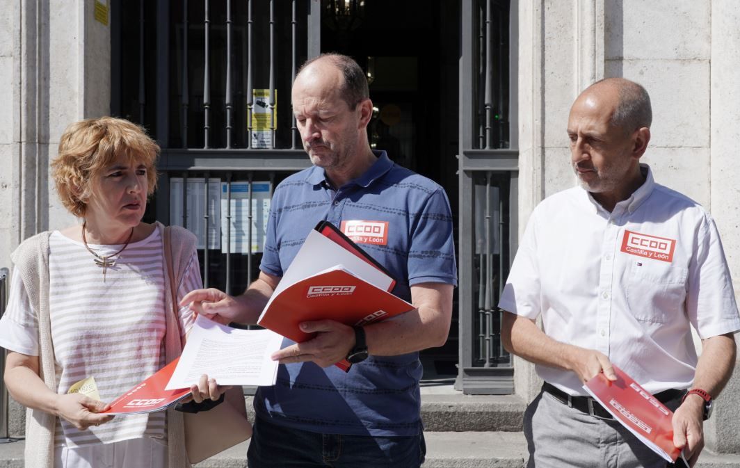 Los representantes de CCOO en Zamora presentan la denuncia. (Ical)