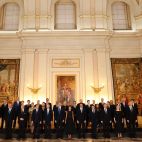 Los Reyes, con los jefes de Estado y de Gobierno asistentes, en de la Cumbre de la Otan. Fotografía. Casa Real.