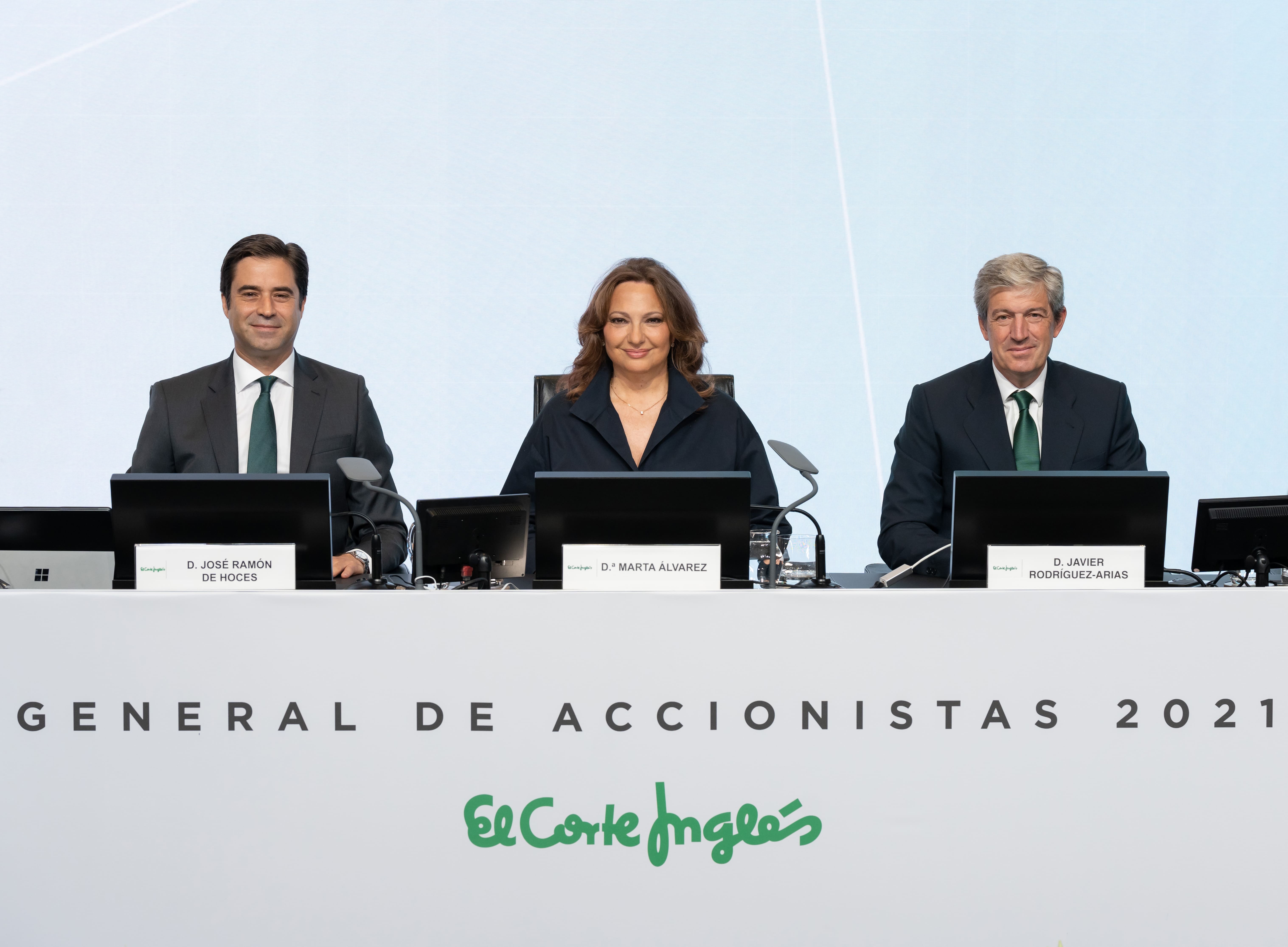 De izquierda a derecha, José Ramón de Hoces, Marta Álvarez, y Javier Rodríguez Arias.