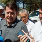 Mañueco y Suárez-Quiñones, en verano de 2023 en el puesto de mando del incendio de Quintanilla de Coco, en Burgos. (Ical)