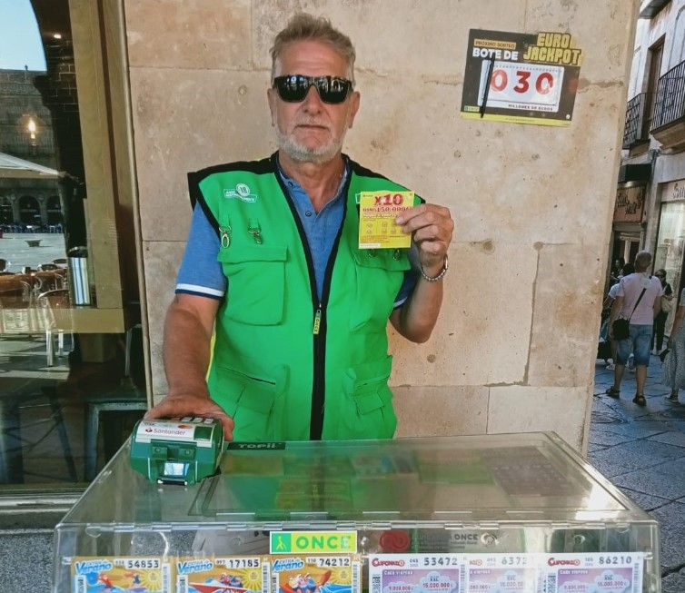 Antonio García, el vendedor que repartió el boleto premiado.