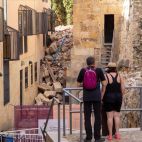 Dos turistas en la Cueva de Salamanca. (Archivo)