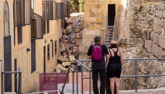 Dos turistas en la Cueva de Salamanca. (Archivo)