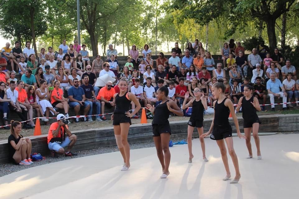 Exhibición gimnasia rítmica en la Dehesa, en Guijuelo. 