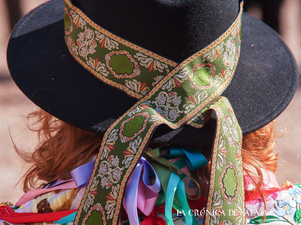 Una mujer con un sombrero adornado. Una mujer con un sombrero adornado.