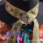Una mujer con un sombrero adornado. 
