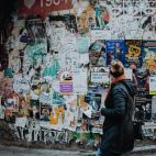 Una persona delante de multitud de anuncios. Fotografía. Jo San Diego. Unsplash.