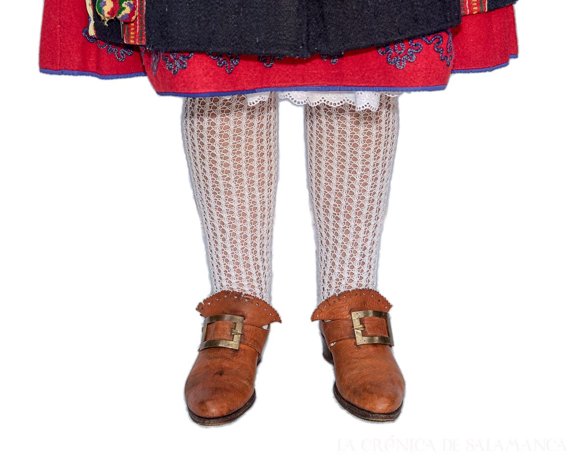 Medias y zapatos típicos de la vestimenta folclórica de Peñaparda. Fotografía. Pablo de la Peña. Medias y zapatos típicos de la vestimenta folclórica de Peñaparda. Fotografía. Pablo de la Peña.