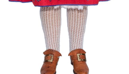 Medias y zapatos típicos de la vestimenta folclórica de Peñaparda. Fotografía. Pablo de la Peña. 