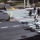 Personas cruzando un paso de cebra. Fotografía. Redd. Unsplash.