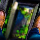 Una persona camina entre dos tablas. Imagen. Dalton Touchberry. Unsplash