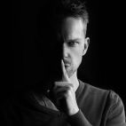 Un hombre guarda y pide silencio. Imagen de Sam Williams en Pixabay 