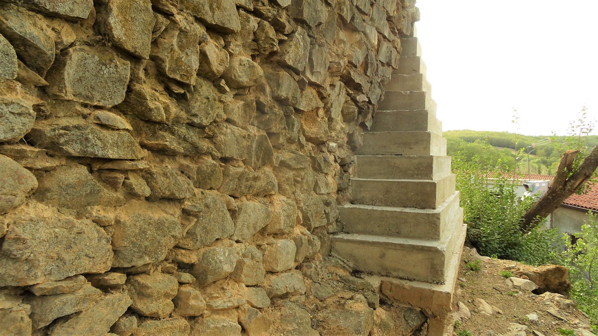 Las escaleras de hormigón colocadas en la muralla de Monleón. Fotografía. Comité Antinuclear y Ecologista de Salamanca. 