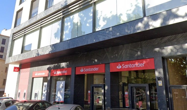 La oficina del Banco Santander en la Plaza de los Bandos. (Archivo)
