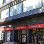 La oficina del Banco Santander en la Plaza de los Bandos. (Archivo)