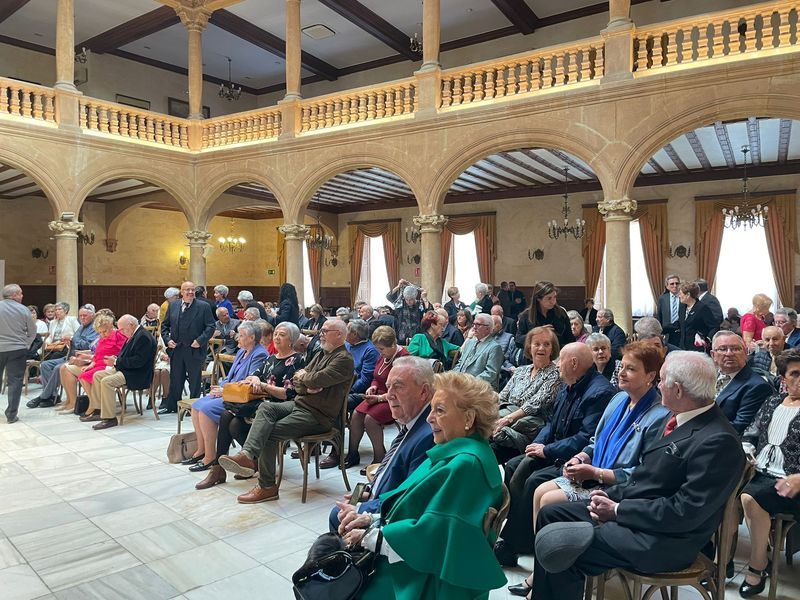 Varios matrimonios en el homenaje a sus Bodas de Oro en el Palacio de Figueroa (Archivo) Varios matrimonios en el homenaje a sus Bodas de Oro en el Palacio de Figueroa (Archivo)