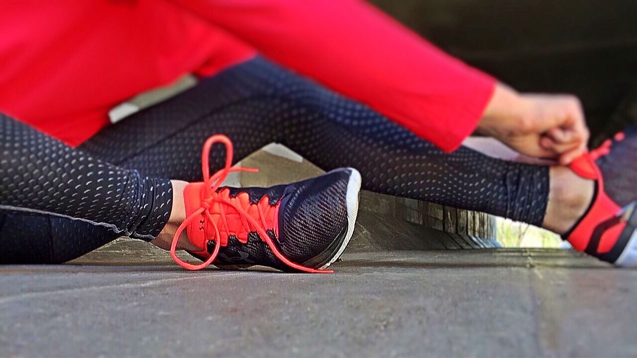 Una atleta se ajusta las zapatillas. Imagen. Pixabay. 