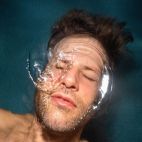 Un hombre en el agua. Imagen. Julian Wan. Unsplash.