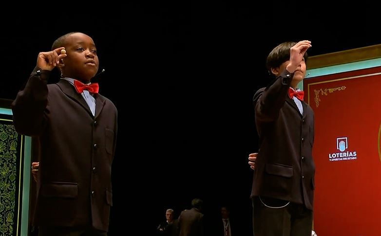 Los niños que cantaron el gordo.