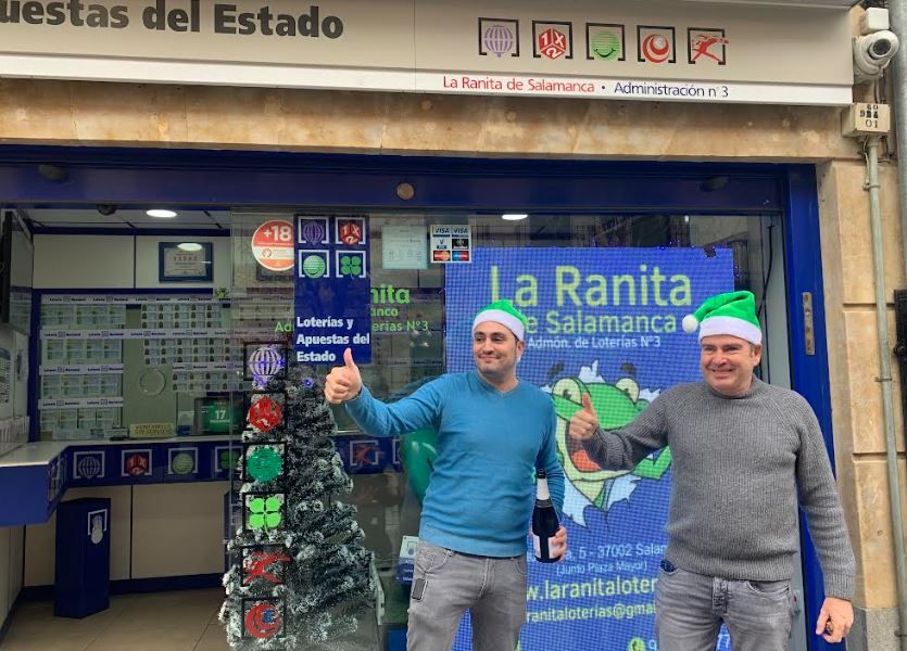 Los dos loteros, emocionados por dar dos premios de la Lotería de Navidad. 