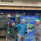 Los dos loteros, emocionados por dar dos premios de la Lotería de Navidad. Los dos loteros, emocionados por dar dos premios de la Lotería de Navidad.