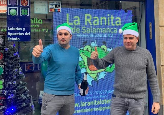 Los responsables de La Ranita de Salamanca que dieron el 4º y 5º premio de la Lotería de Navidad.