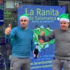 Los responsables de La Ranita de Salamanca que dieron el 4º y 5º premio de la Lotería de Navidad. Los responsables de La Ranita de Salamanca que dieron el 4º y 5º premio de la Lotería de Navidad.
